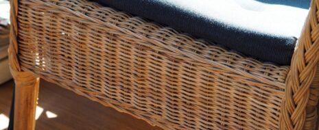 Rattanmöbel haben sich als beliebte Einrichtungsgegenstände sowohl für Innen- als auch Außenbereiche etabliert. Sie strahlen Natürlichkeit, Eleganz und eine gewisse Exotik aus, die zu vielen Wohnstilen passen. In diesem Artikel [&hellip;]